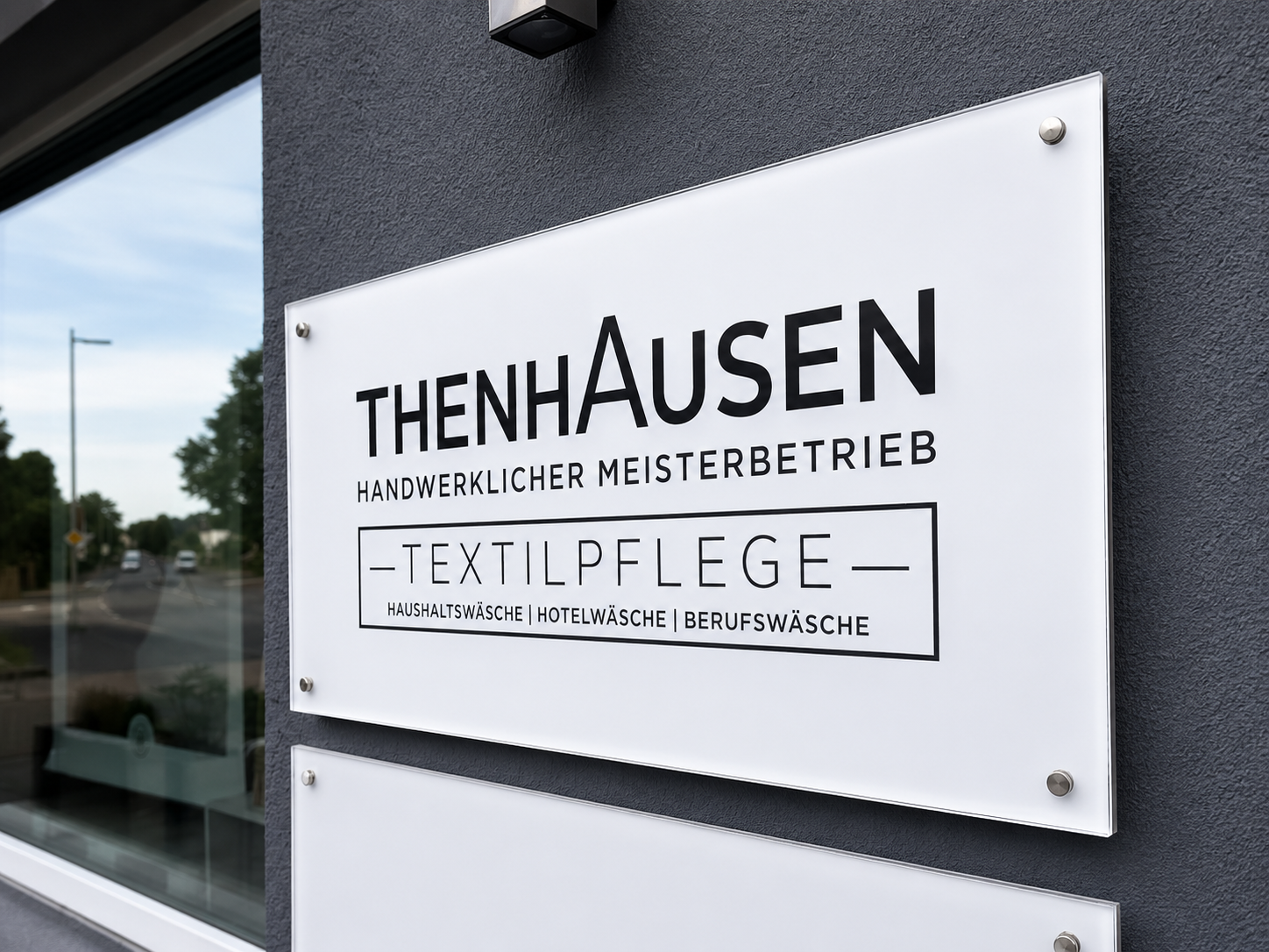 Firmenschild Textilreinigung Bielefeld – Thenhausen Textilpflege, Wäscherei Bielefeld-Brackwede, Senner Str. 26
