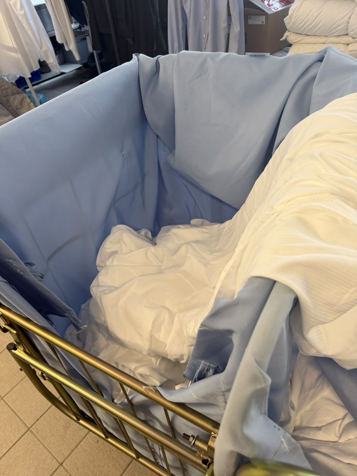 Sorgfältig gefaltete und hygienisch geschützte Wäsche im Transportwagen von Thenhausen Textilpflege