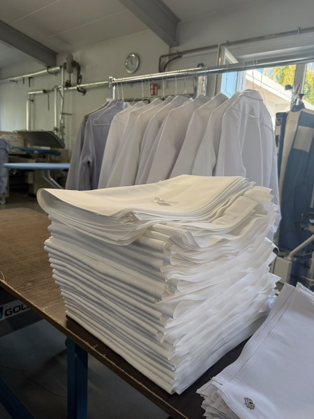 Sortierte Wäschekörbe und Textilien im Sortierbereich von Thenhausen Textilpflege